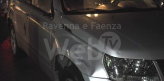 Misterioso incidente: automobilista afferma di aver urtato qualcuno, ma non viene trovato nessuno