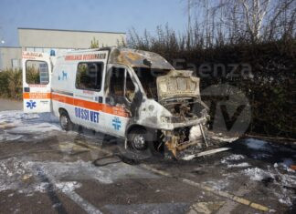 Russi: nella notte a fuoco l’ambulanza veterinaria