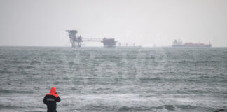 Muore mentre fa surf in mare