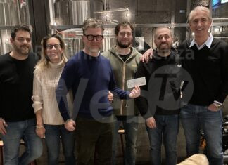 Donati alla Caritas 1300 euro per aiutare gli alluvionati, grazie alle vendite della birra “Sel ste paciug!?”