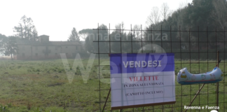 “Vendesi villette con canotto”: azione ambientalista nelle zone alluvionate dove non si fermano le urbanizzazioni