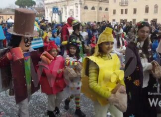 Sfilata dei carri di Carnevale in centro a Ravenna. Record di presenze