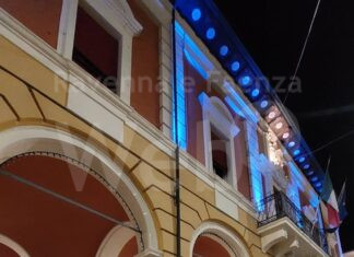 Massa Lombarda: municipio illuminato di blu per dire “stop alle bombe sui civili”