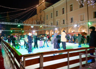 A Cervia la pista del ghiaccio in piazza Garibaldi aperta fino al 25 febbraio