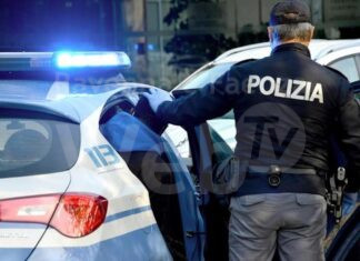 Rompe i vetri di due auto e ruba un notebook: arrestato