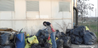 Il mondo che vorrei e Axat ripuliscono l’area dell’ex cantine Zanzi: tanti i rifiuti trovati