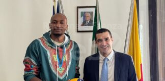 L’atleta Martins Arasomwan in municipio dopo le offese razziste durante una partita