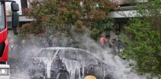 Ravenna, via Mattei tampona un’auto e poi il fuoco la distrugge. Nessun ferito