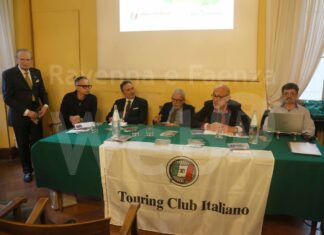 Presentazione di “Ravenna Stra/ordinaria”, sala esaurita al Circolo Ravennate e dei Forestieri