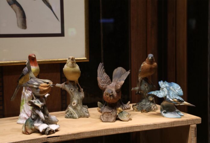 07–03-2024-ravenna mostra al private banking della cassa di ravenna in piazza del popolo - ali di ceramica di paolo galan