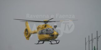 Finisce con l’auto nel Candiano mentre era inseguito dalla polizia. Si cerca ancora il corpo | Foto