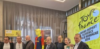 Il trofeo del Tour de France in esposizione a Cervia