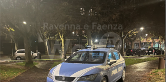 Prima danneggia un negozio in zona stazione, poi aggredisce e ferisce due poliziotti