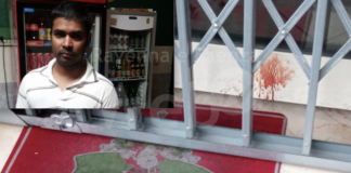 Donna accoltellata in centro, aveva lei il coltello. Il negoziante indagato per tentato omicidio