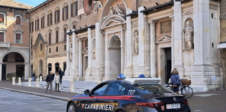 Danneggia a calci la porta del Duomo a Reggio Emilia, 34enne ravennate denunciato