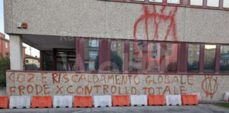 Vandali imbrattano la sede di Arpae | Foto
