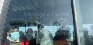 Terminate le visite sanitarie dei 71 migranti della Life Support. Il medico di bordo racconta il salvataggio, il lungo viaggio e le loro storie