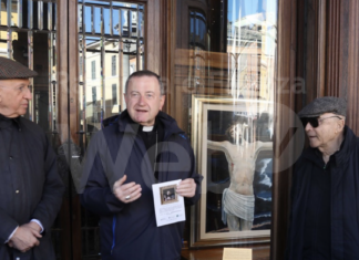 La benedizione pasquale dell’arcivescovo Ghizzoni alla mostra del Private Banking della Cassa