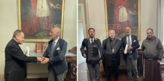 Consegnato dal questore Pannella all’Arcivescovo Ghizzoni l’olio del “Giardino della Memoria di Capaci”