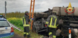 Incidente in A14 tra Forlì e Faenza: autoarticolato si ribalta e il gasolio invade la carreggiata
