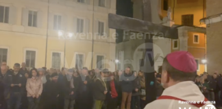Via Crucis per le strade di Ravenna, centinaia i fedeli presenti. Mons. Ghizzoni: In questa Pasqua un augurio di pace, riconciliazione e dialogo