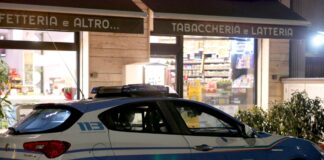 Rapinato il bar e tabacchi di via Codronchi, spintonata una dipendente