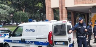 Notano che la Polizia Locale controlla e si sbarazzano della droga, trovata poi dagli agenti dentro un cassonetto