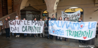 Presidio davanti al municipio per salvaguardare i capanni balneari e l’Ortazzo-Ortazzino