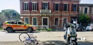 Ciclista travolta da un uomo in scooter. Entrambi trasportati in ospedale