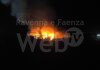 Grande incendio in un capannone