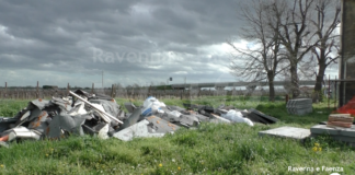 In via Raspona ad Alfonsine ancora i riiuti della tromba d’aria del luglio scorso