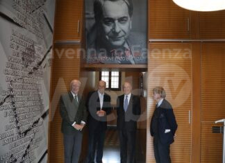 Il giornalista Jas Gawronski dona la sua collezione di libri alla biblioteca dei Chiostri Francescani