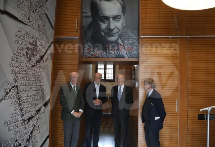 11–04-2024-ravenna fondazione cassa di risparmio jas gawronski dona i suoi fondi letterari - la firma insieme al prsidente patuelli e alfieri al segretario genrrale bagnariol e al notaio