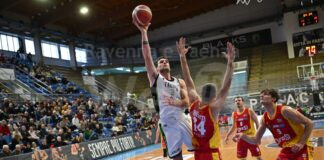 Basket: L’OraSì chiude in bellezza sbancando il PalaCattani. I Blacks vanno ai Playoff contro Libertas Livorno
