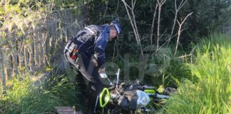 Motociclista esce di strada in via Dismano: trasportato al Bufalini