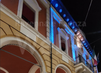 A Massa Lombarda il municipio s’illumina di blu per la Giornata della consapevolezza dell’Autismo