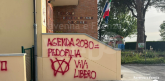 No vax imbrattano il muro dell’asilo “Gianni Rodari” a Faenza