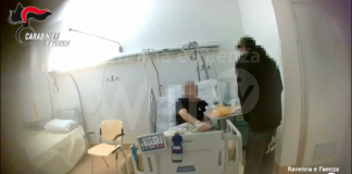 Gambizzato fuori da un bar per un debito di droga. Poi sorpreso a spacciare anche in ospedale