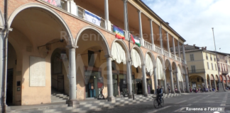 Vernice rossa contro la bandiera di Israele in Comune