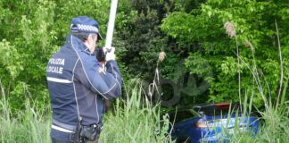 Conducente si sente male e l’auto finisce fuori strada. Due feriti