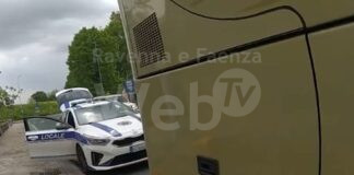 Polizia locale trova autista di autobus in stato di ebrezza: sanzionato e sostituito da collega