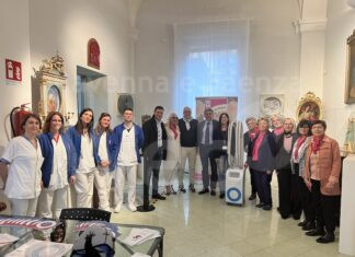 Donato un nuovo apparecchio “Paxman” per la prevenzione dell’alopecia all’oncologia di Faenza