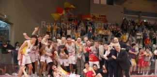 Basket: PalaCosta in festa. Ravenna sconfigge Vicenza e raggiunge l’obiettivo salvezza