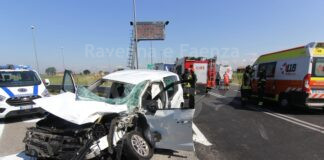 Incidente all’uscita dell’autostrada a Cotignola, auto colpita da un camion: 2 feriti trasportati al Bufalini
