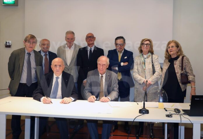 25–05-2024-ravenna chiostri cassa costituita associazione italian byron society in italia e a ravenna l ‘associazione è composta da , pres antonio patuelli , ernesto giuseppe alfieri , prof diego saglia , dott claudia giuliani , dott donatino do
