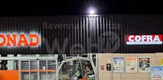 Sfondano con un mezzo pesante il supermercato per rapinarlo