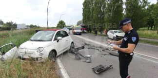 Viale Alberti violento scontro tra tre veicoli. Due i feriti