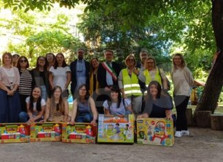 I Lions donano giocattoli ai nidi e alle materne alluvionate