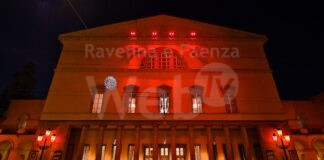 Il Teatro Alighieri si illumina di rosso per la Giornata Mondiale della Sclerosi Multipla