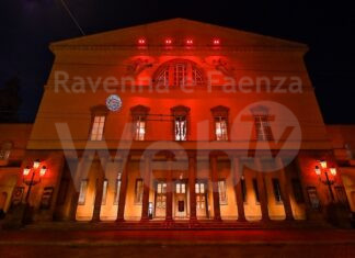 Il Teatro Alighieri si illumina di rosso per la Giornata Mondiale della Sclerosi Multipla